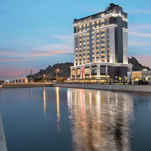 دبل تري باي هيلتون أفيونكاراهيسار 4* افيون